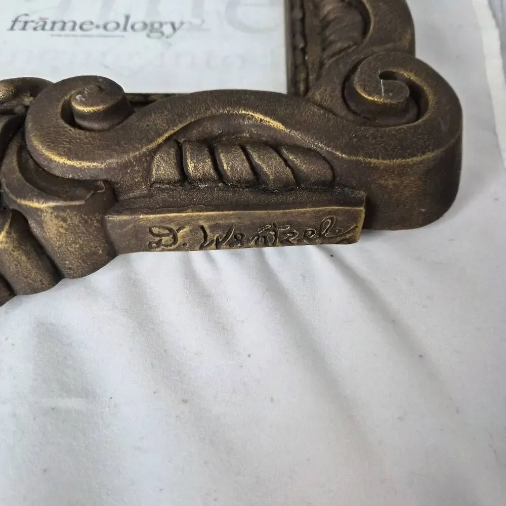 Frameology dog frame